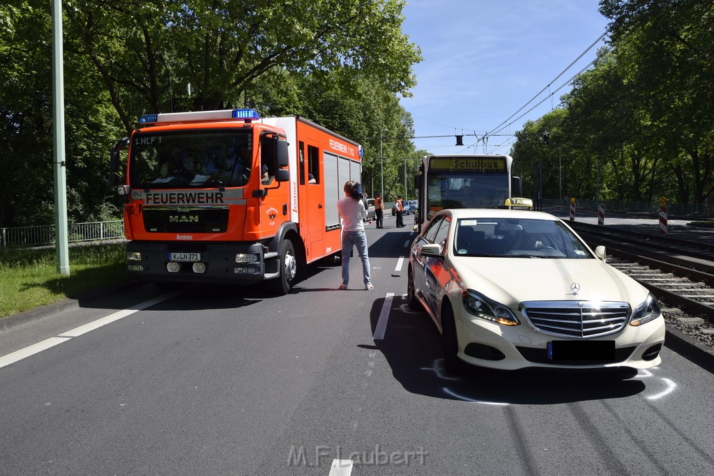 VU Schulbus Taxi Severinsbruecke Rich Innenstadt P42.JPG - Miklos Laubert